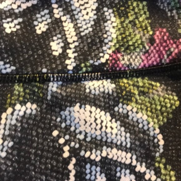 EUC Lululemon Garden Party Leggings (Size 4) - Picture 8 of 8